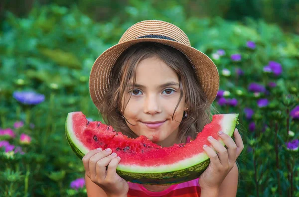 Het Kind Eet Watermeloen Zomer Selectieve Focus Schatje — Stockfoto