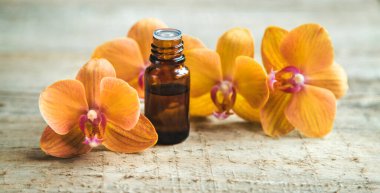 Küçük bir şişedeki orkide yağı. Seçici odaklanma. Doğa.