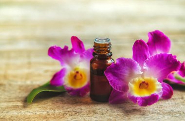 Küçük bir şişedeki orkide yağı. Seçici odaklanma. Doğa.