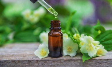 Yasemin yağı küçük bir şişede. Seçici odaklanma. Doğa.