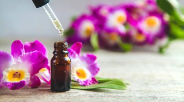 Küçük bir şişedeki orkide yağı. Seçici odaklanma. Doğa.