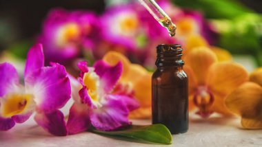 Küçük bir şişedeki orkide yağı. Seçici odaklanma. Doğa.