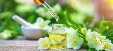 Yasemin yağı küçük bir şişede. Seçici odaklanma. Doğa.