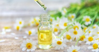 Papatya yağı küçük bir şişede. Seçici odaklanma. Doğa.