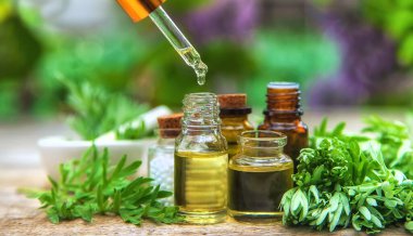 Pelinotu yağı küçük bir şişede. Seçici odaklanma. Doğa.