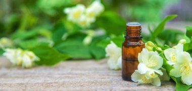 Yasemin yağı küçük bir şişede. Seçici odaklanma. Doğa.