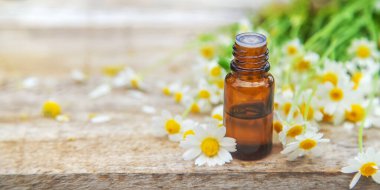 Papatya yağı küçük bir şişede. Seçici odaklanma. Doğa.