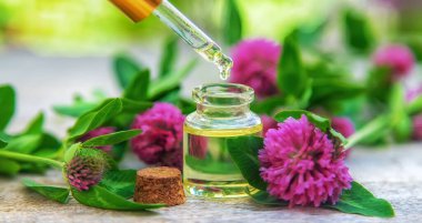 Yılan yağı küçük bir şişede. Seçici odaklanma. Doğa.