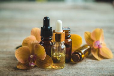 Küçük bir şişedeki orkide yağı. Seçici odaklanma. Doğa.