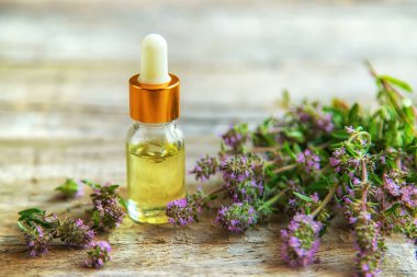 Kekik yağı küçük bir şişede. Seçici odaklanma. Doğa.