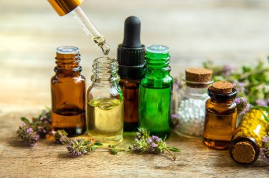 Kekik yağı küçük bir şişede. Seçici odaklanma. Doğa.