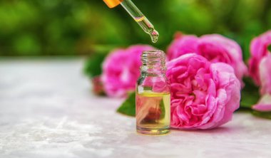 Küçük bir şişede gül yağı. Seçici odaklanma. Doğa.