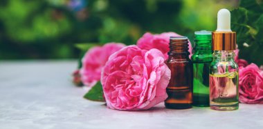 Küçük bir şişede gül yağı. Seçici odaklanma. Doğa.