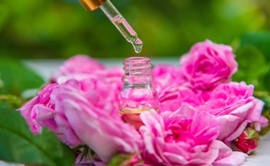 Küçük bir şişede gül yağı. Seçici odaklanma. Doğa.