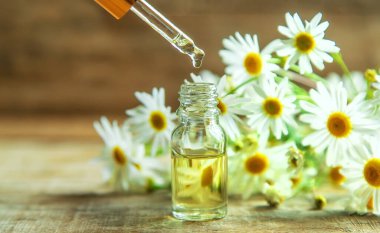 Papatya yağı küçük bir şişede. Seçici odaklanma. Doğa.