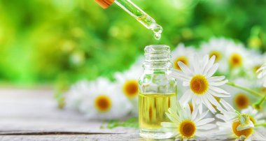 Papatya yağı küçük bir şişede. Seçici odaklanma. Doğa.