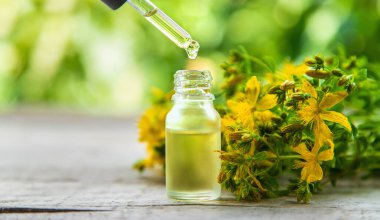 St. John 's küçük bir şişede gerekli yağ. Seçici odaklanma. Doğa.