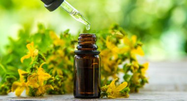 St. John 's küçük bir şişede gerekli yağ. Seçici odaklanma. Doğa.