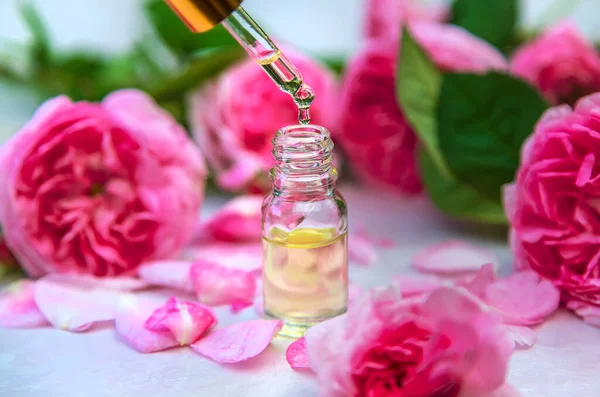 Huile Essentielle Rose Dans Une Petite Bouteille Concentration Sélective Nature — Photo