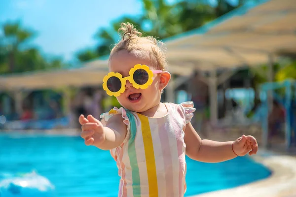 Bambino Con Gli Occhiali Sole Vicino Alla Piscina Concentrazione Selettiva — Foto Stock