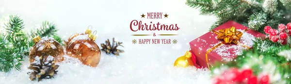 雪と装飾付きのクリスマスカード 選択的フォーカス — ストック写真