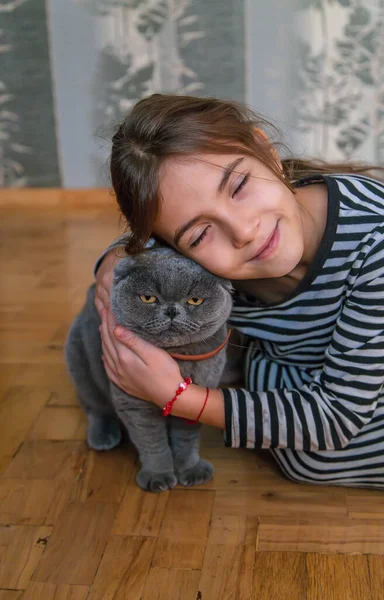 Egy Kislány Otthon Egy Macskával Szelektív Fókusz Kölyök — Stock Fotó