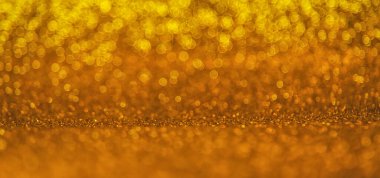 Bokeh ışıkları olan parlak bir arka plan. Seçici odaklanma. Tatil.