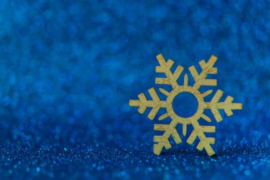 Parlak bir arka planda Noel ağacı süslemeleri. Titreşimli odak. Tatil.
