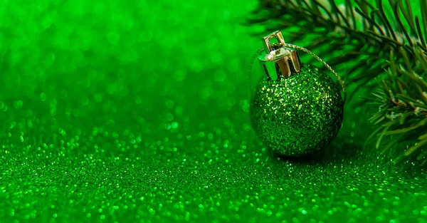 Kerstboom Decoraties Een Glanzende Achtergrond Vibrerende Focus Vakantie — Stockfoto