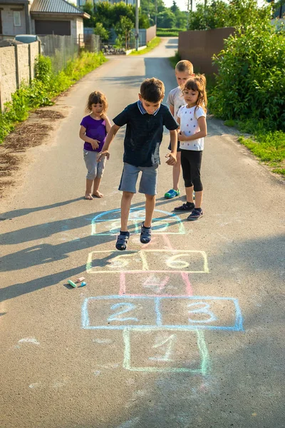 Juegos Niños Calle Clásicos Enfoque Selectivo Naturaleza —  Fotos de Stock