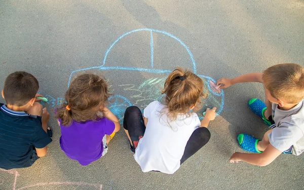 Kinder Malen Ein Auto Mit Kreide Auf Den Bürgersteig Selektiver — Stockfoto