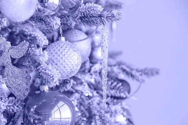 Όμορφο Χριστουγεννιάτικο Δέντρο Πρωτοχρονιάτικες Διακοπές Πολύ Peri Χρώμα Της Χρονιάς — Φωτογραφία Αρχείου