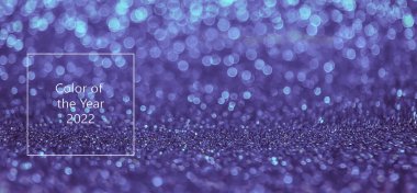 Bokeh ışıkları olan parlak bir arka plan. Çok peri, yılın rengi, 2022, mavi, mor, seçici odak. Tatil.