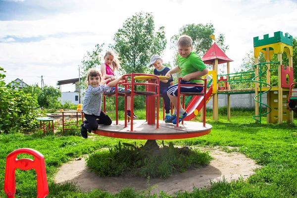 Bambini Giocano Nel Parco Giochi Concentrazione Selettiva Ragazzo — Foto Stock
