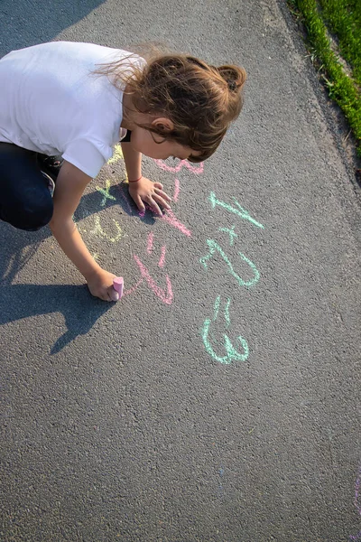 Das Kind Löst Gleichungen Auf Dem Asphalt Mit Kreide Selektiver — Stockfoto