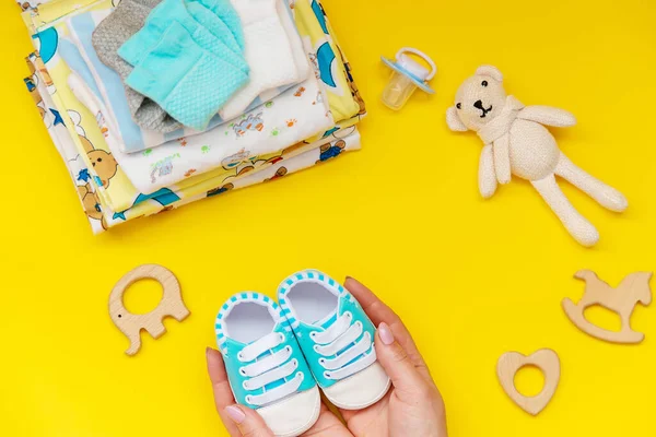 Babykleding Accessoires Gele Achtergrond Selectieve Focus Natuur — Stockfoto