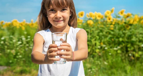 Niño Bebe Agua Vaso Enfoque Selectivo Comida — Foto de Stock