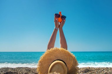 Bir kadının ellerinde güneş kremi. Seçici odaklanma. Doğa.