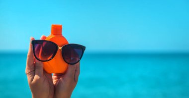 Bir kadının ellerinde güneş kremi. Seçici odaklanma. Doğa.