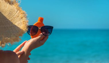 Bir kadının ellerinde güneş kremi. Seçici odaklanma. Doğa.