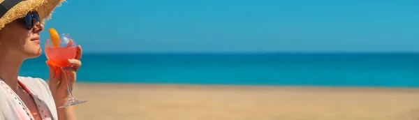 Жінка Пляжі Тримає Руках Коктейль Вибірковий Фокус Випий — стокове фото