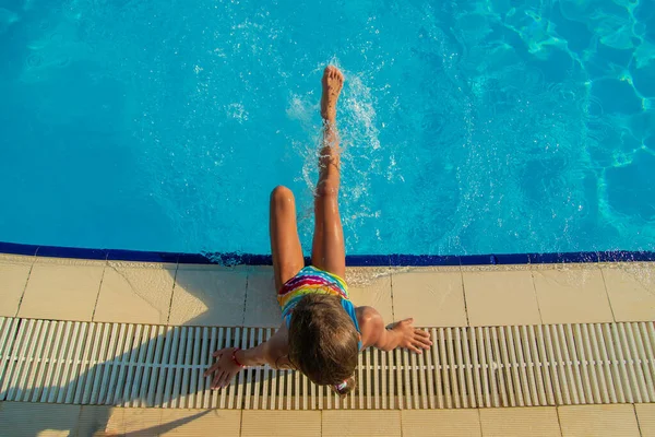 Het Kind Spat Zijn Voeten Bij Het Zwembad Selectieve Focus — Stockfoto
