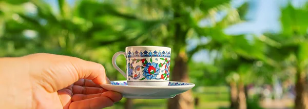 Чашки Турецькою Кавою Руках Вибіркове Фокусування Пити — стокове фото