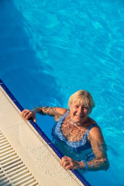 Tatilde dinlenen bir kadın. Seçici odaklanma. Deniz.