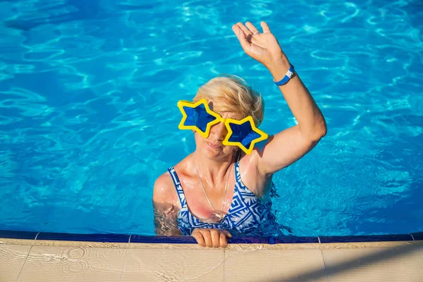 Een Vrouw Leeftijd Van Rust Vakantie Selectieve Focus Zee — Stockfoto