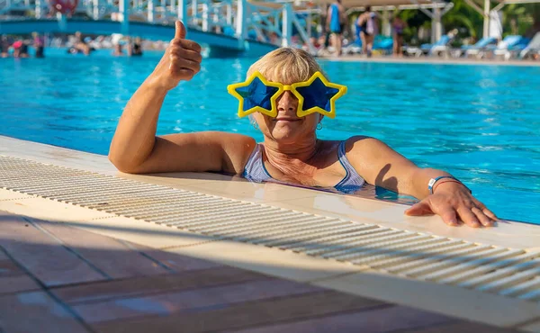 Una Mujer Edad Descanso Vacaciones Enfoque Selectivo Mar — Foto de Stock