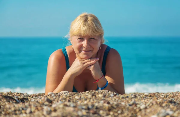 Eine Ältere Frau Liegt Strand Selektiver Fokus Meer — Stockfoto