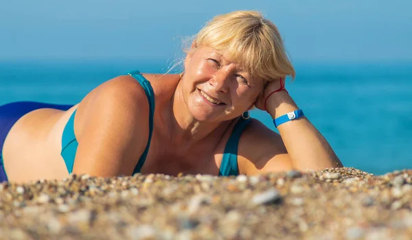 Una Anciana Está Descansando Playa Enfoque Selectivo Mar — Foto de Stock