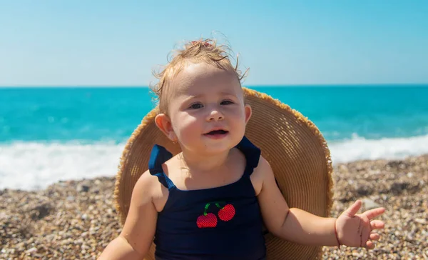 Ребенок Шляпе Пляже Выборочный Фокус Ребёнок — стоковое фото