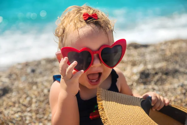 Дитина Сонцезахисних Окулярах Пляжі Вибірковий Фокус Дитячі — стокове фото